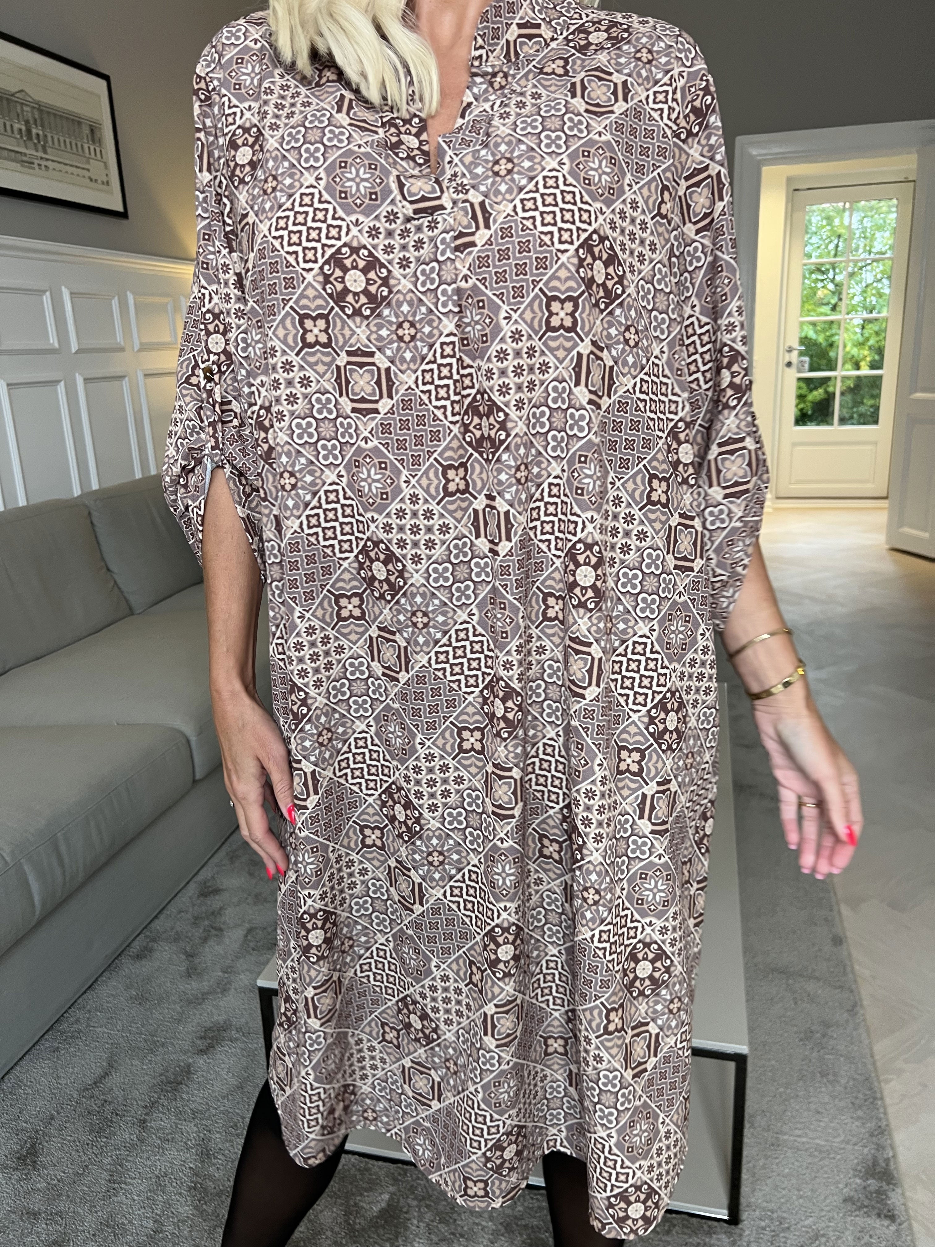 Vanesa Mosaic Long - Let og luftig mønstret kjole